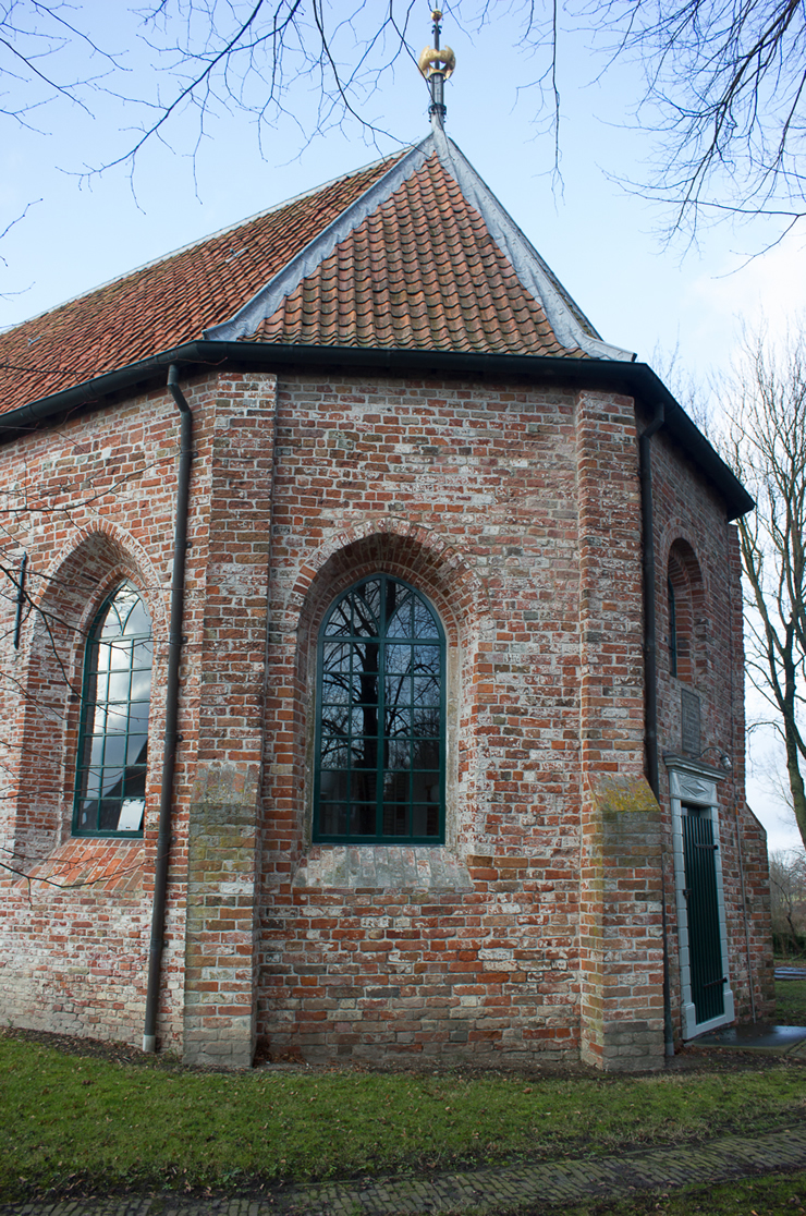 Het koor van de kerk. met gotische elementen.